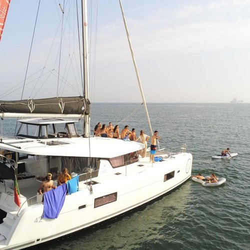 Hire the Sailing Catamaran in Lisboa