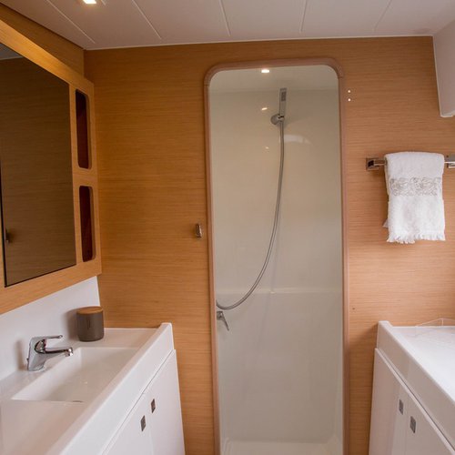 Hire the Sailing Catamaran in Lisboa